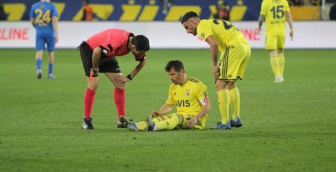 Fenerbahçeli futbolcu Emre Belözoğlu'nın sol bacağında yırtık tespit edildi
