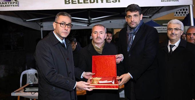 Yüzlerce Kartepeli Şehidine dua etti