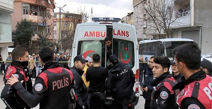 Kıraathanede yakalanan cezaevi firarisi kaçarken yangın çıkarmaya çalıştı