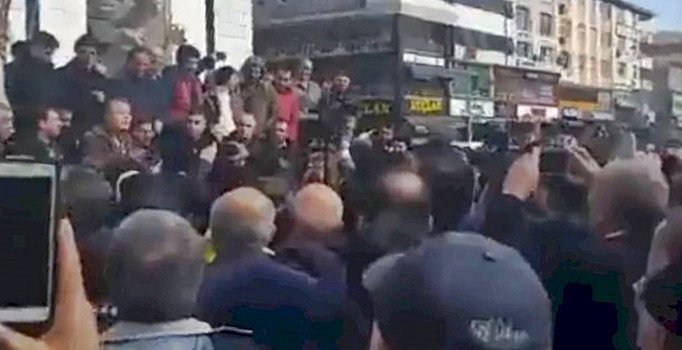 İstanbul Sultanbeyli'de AK Partili belediye başkanı protesto edildi