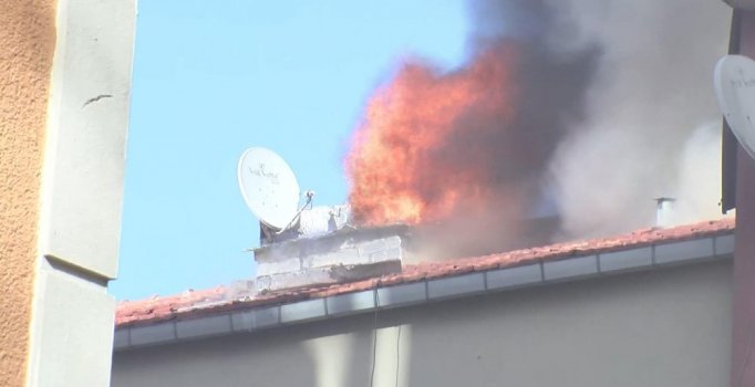 Şişli'de 4 katlı binanın çatısı alev alev yandı