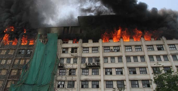 Hindistan'da hükümet binasında yangın çıktı