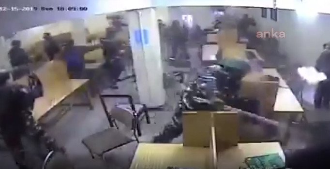 Hindistan'da polis Müslüman öğrencilere saldırdı