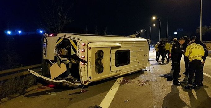 Düğünden dönenleri taşıyan minibüs kaza yaptı