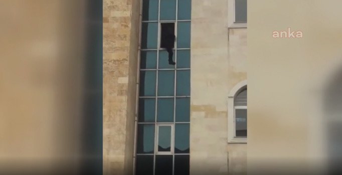 Cizre'de kaymakamlık binasında intihar girişimi