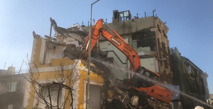 Tarihi surlar üzerindeki otelin yıkımı sürüyor