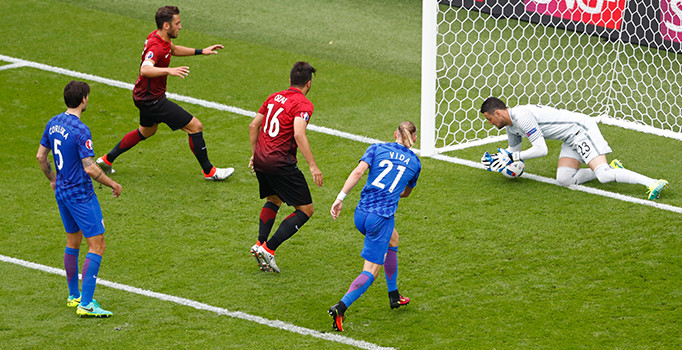 Ozan Tufan'ın kaçırdığı gol Türkiye'yi ayağa kaldırıldı