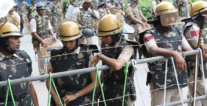 Hindistan'da kadın ve erkek askerler eşitlendi