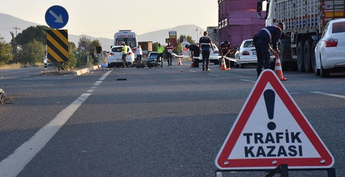 Uşak'ta işçi servisleri çarpıştı: 50 kişi hafif yaralı