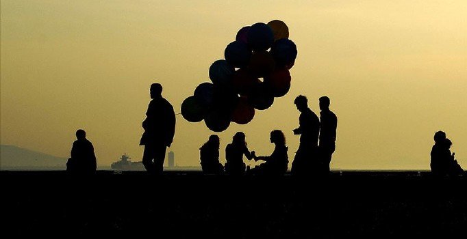 En çok kadınlar, yaşlılar ve okullu olmayanlar mutlu