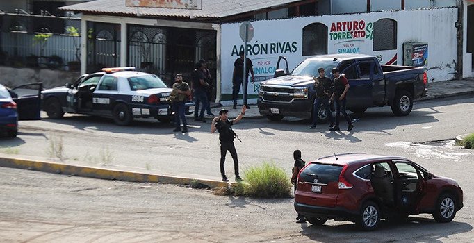 Meksika'da polis ve öğrenciler çatıştı: 8 yaralı