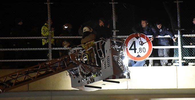 İzmir'de intihar girişimi! Köprüye çıktı, 1 saatte ikna edildi