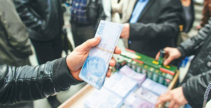 Bütçeyi ihtiyat akçesi ve tüketim ayakta tuttu