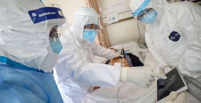 Koronavirüs hastane direktörünün de hayatına mal oldu