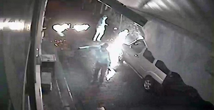 Ağabeyinin pastanesi ve aracına arkadaşı ile molotoflu saldırıda bulundu