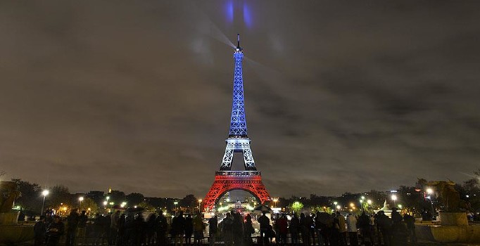 EURO 2016 kapsamında Eyfel Kulesi bugün Türk bayrağına bürünebilir