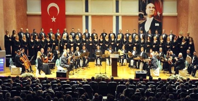 İzmir Devlet Türk Müziği Korosu'ndaki sanatçıların maaşını zimmetine geçirdi