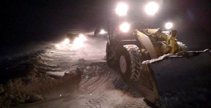 Son dakika... Ağrı'da Tendürek Dağı eteğinde mahsur kalan 30 kişi kurtarıldı