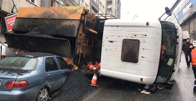 Yokuştan kayan asfalt kamyonu devrildi