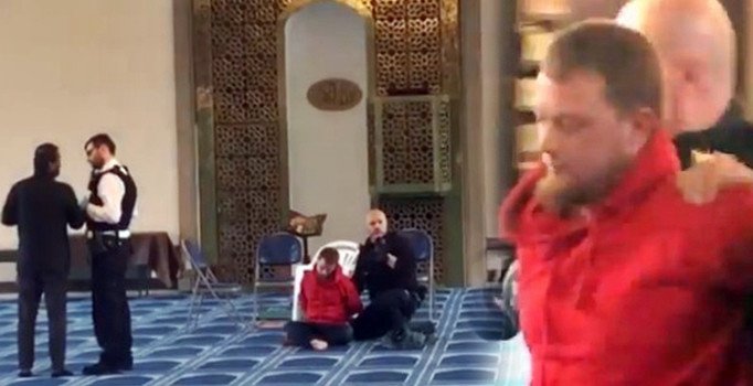 Londra'da camide müezzine bıçaklı saldırı