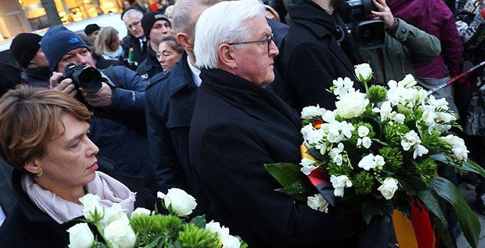 Almanya Cumhurbaşkanı Frank-Walter Steinmeier'e saldırı tepkisi: Çiçek bırakmak yetmez, önlem alın