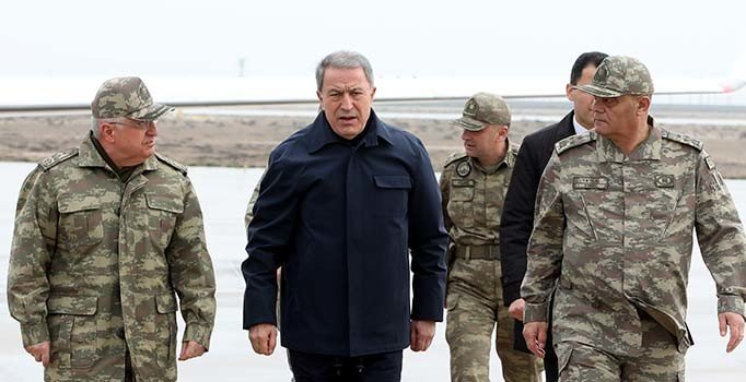 Son dakika! İdlib'deki saldırı sonrası Bakan Akar ile komutanlar sınır hattında