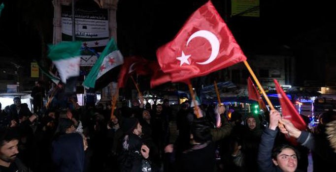 İdlib'liler Türkiye'ye destek için ellerinde Türk bayraklarıyla sokağa döküldü