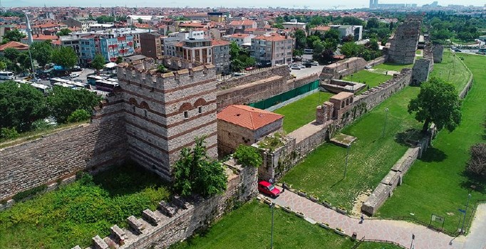 Bakan Kurum: Fatih'te tarihi surların üzerine millet bahçesi yapılacak
