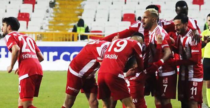 Alanyaspor'u yenen Sivasspor, Süper Lig'de zirveye çıktı