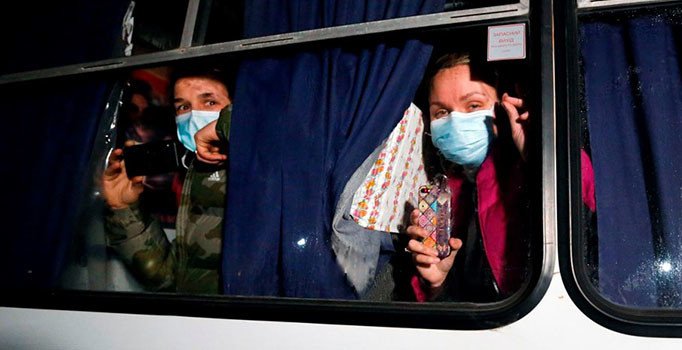 Koronavirüs nedeniyle Wuhan'dan gelenleri taşladılar