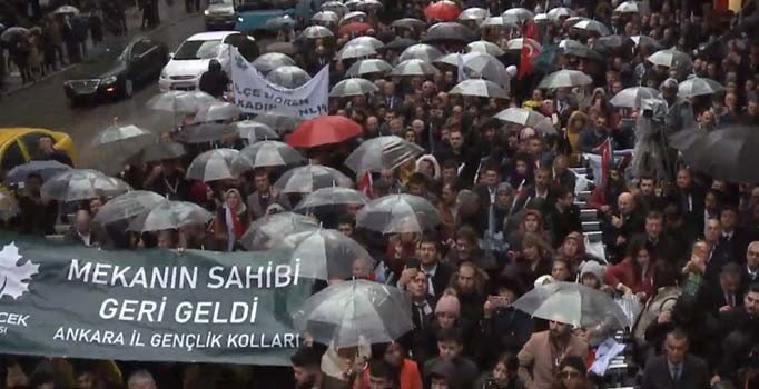 Gelecek Partisi'nin il binası açılışında dikkat çeken pankart: Mekanı sahibi geri geldi