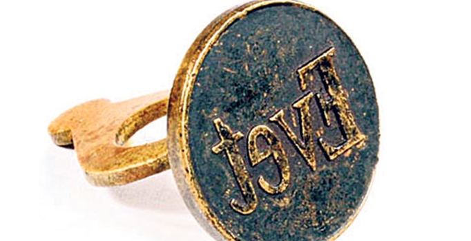 80 yaşındaki dede mührü cebinde unuttu