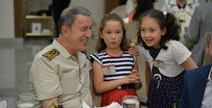 Genelkurmay Başkanı Hulusi Akar iftarda şehit aileleriyle buluştu