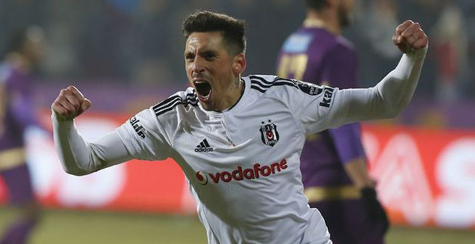 Beşiktaşlı Jose Sosa'nın bonservisi el yakıyor