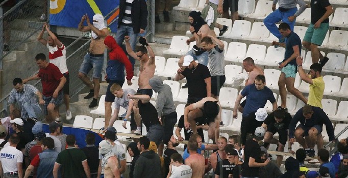 Fransız polisi 40 Rus holiganın peşinde