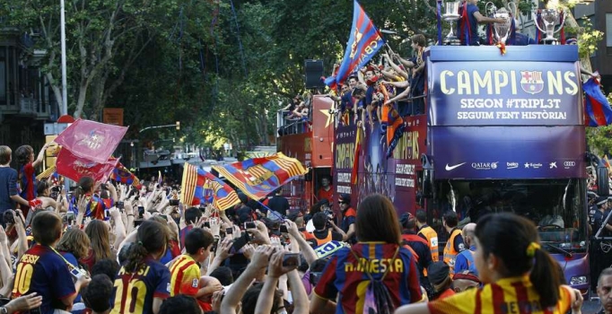 Barcelona kupa coşkusunu taraftarıyla birlikte kutladı
