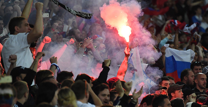 Rusya ihraç tehlikesiyle karşı karşıya: Maçta meşale yaktılar