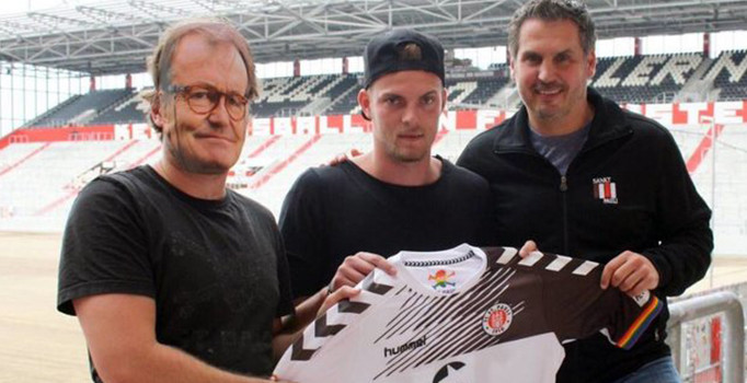 Teknik direktör imza törenine geleyince maskeyle temsil ettiler