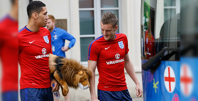 Jamie Vardy'nin elindeki bant kutusu merak konusu oldu