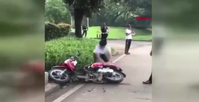 Trafik cezasına kızan genç motorunu parçaladı