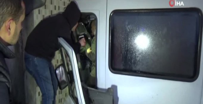 Düzce'de öğrenci servisi lokantaya girdi