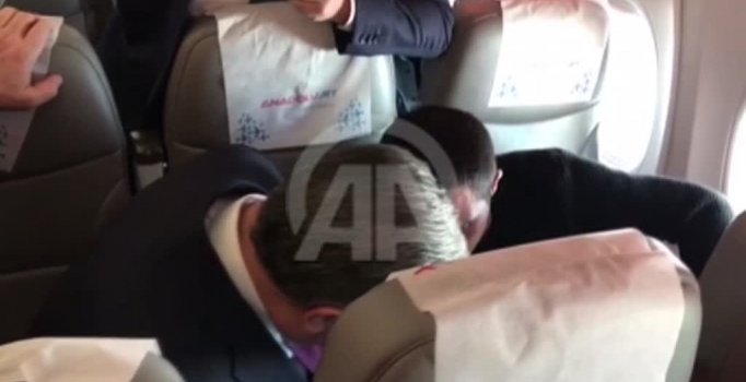 Sağlık Bakanı Koca'dan uçakta rahatsızlanan yolcuya müdahale