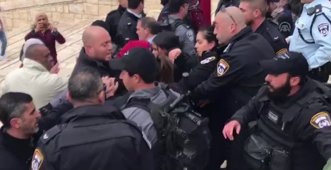İsrail polisi Mescid-i Aksa'nın kapılarını kapattı