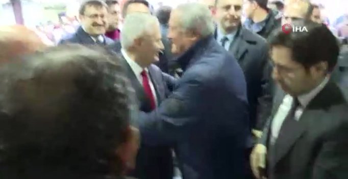 Binali Yıldırım’dan CHP seçim standına ziyaret