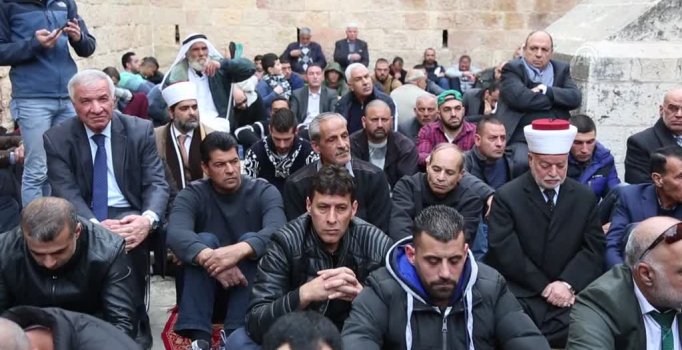 Rahmet kapısı açıldı namaza durdular