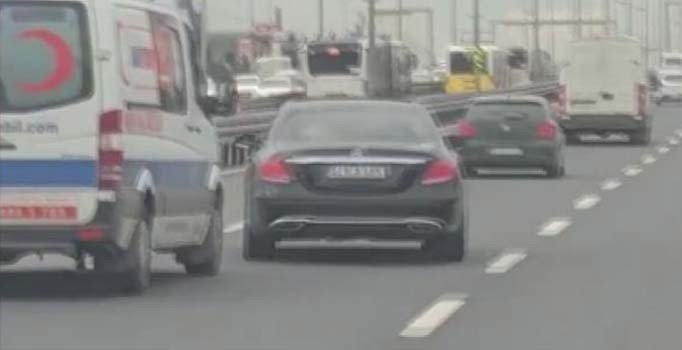 Ambulansın önüne direksiyon kıran maganda