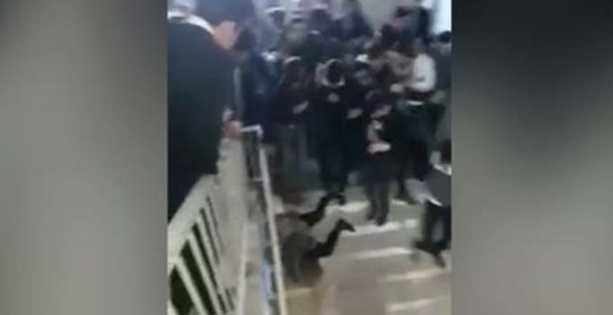 Liselilerin okulda kavgasında öğretmen yaralandı