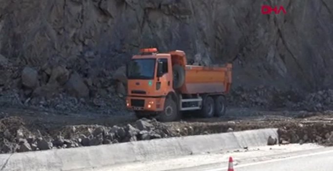 Gümüşhane- Giresun karayolunda heyelan