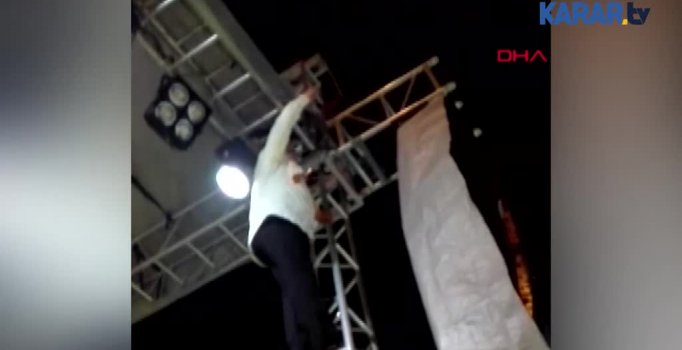Bülent Serttaş konserde direğe tırmandı