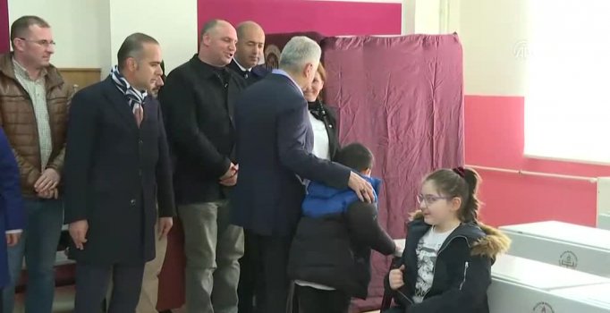 Binali Yıldırım sandık başında